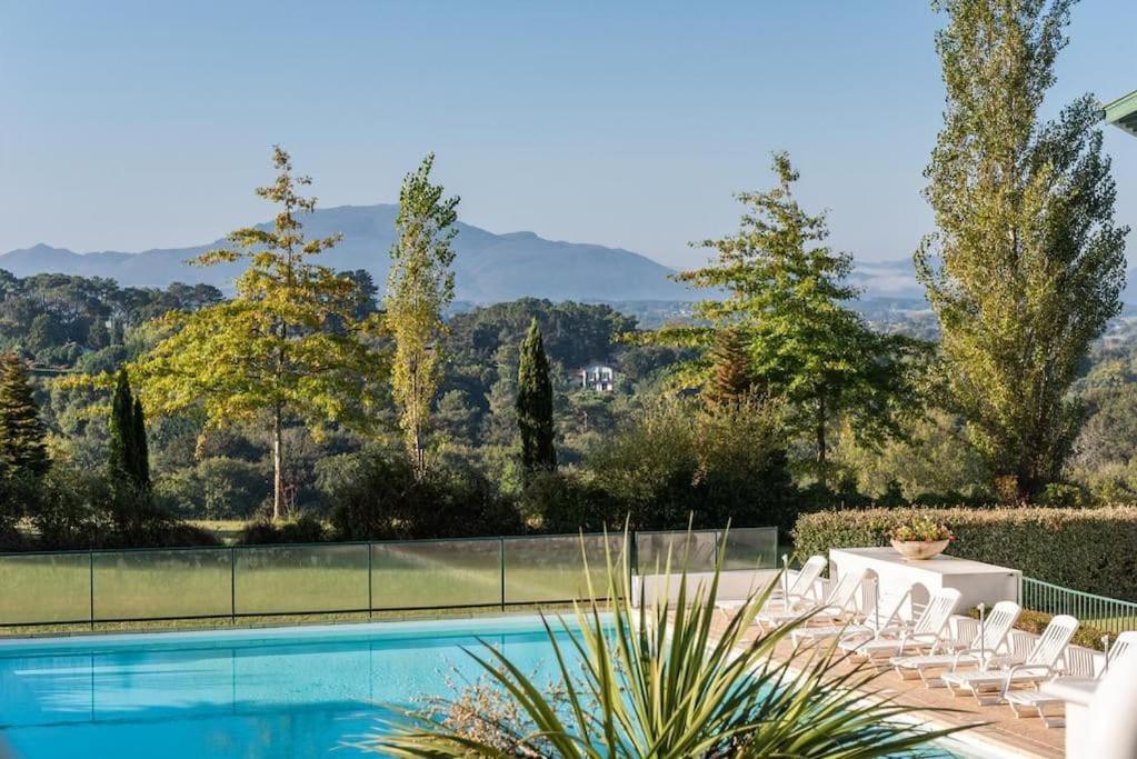 T1 Bis Avec Piscine Vue Golf Et Montagnes Lägenhet Arcangues Exteriör bild
