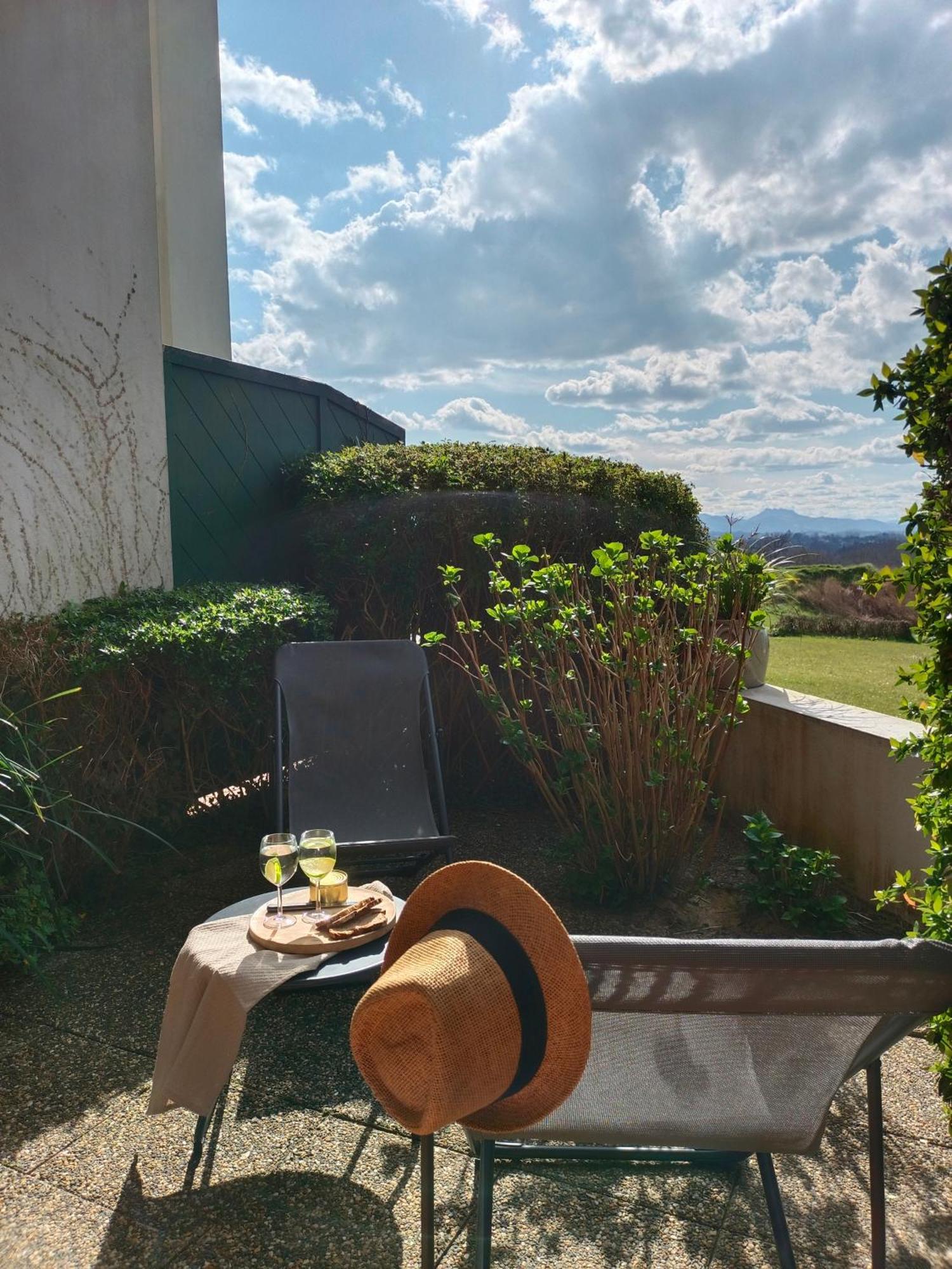 T1 Bis Avec Piscine Vue Golf Et Montagnes Lägenhet Arcangues Exteriör bild